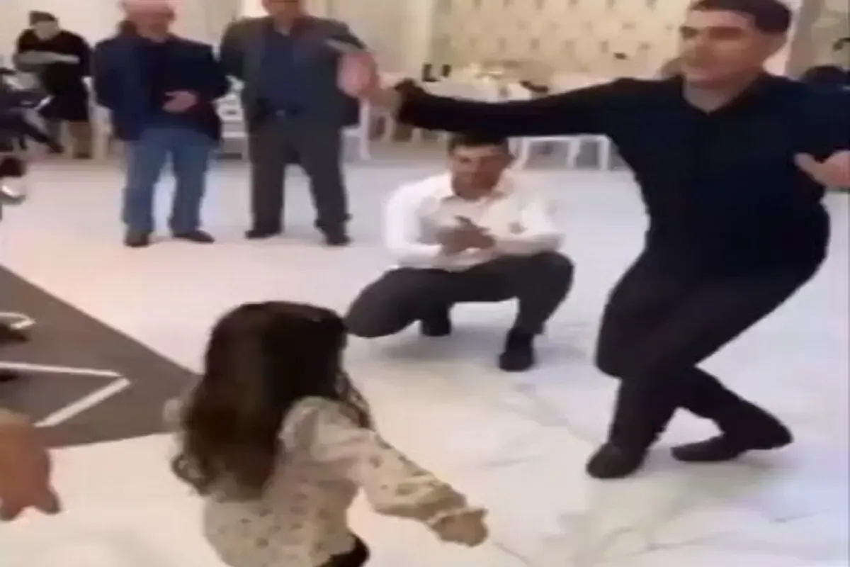 آواز شاد؛ ببینید این دختر کوچولو وسط مجلس چه هماهنگ با باباش میرقصه و دلبری میکنه