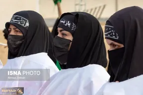 (عکس) حضور این زنان آرایش کرده در راهپیمایی دفاع از حجاب حاشیه ساز شد