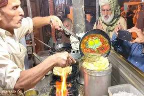 غذای خیابانی؛ این آقا بهش میگن سلطان املت و تو پیاده رو با تخم مرغ طعام میده بهشتی