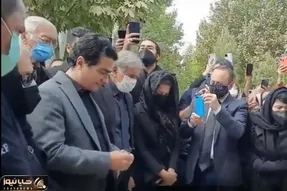 آواز احساسی؛ همایون شجریلن چه اشک ریزان سر مزار پدرش میخونه جمعیت احاطش کردن