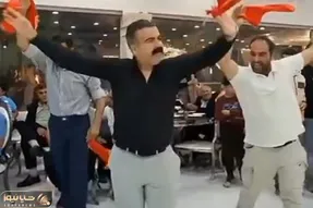 آواز شاد؛ ظاهر این آقایون شبیه چک پاس کناس ولی ببینید تو عروسی چه گرد و خاکی کردن