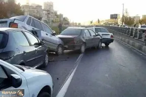 (ویدئو) تصادف زنجیره‌ای دست‌کم ۱۵ خودرو در بزرگراه امام علی تهران