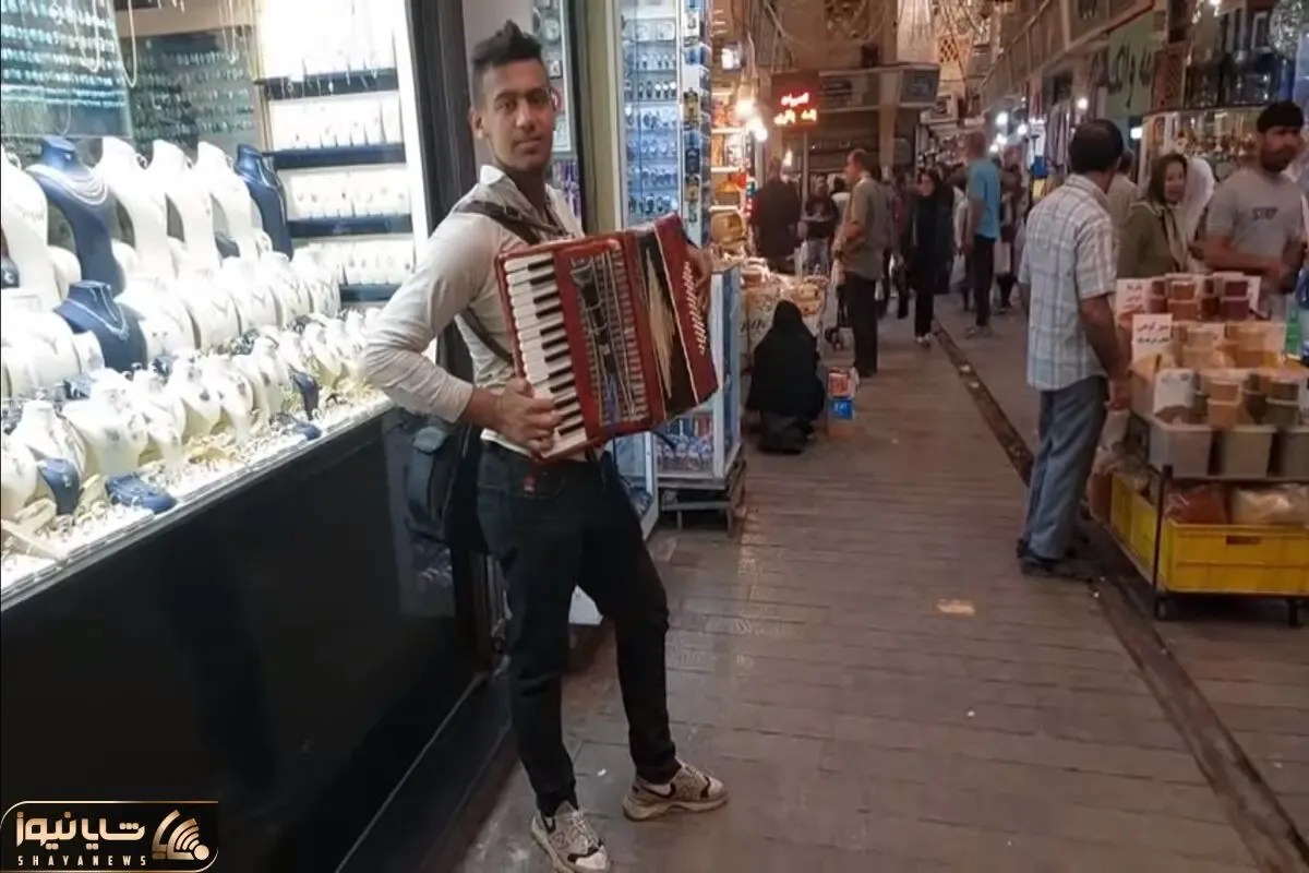 مطربی خیابانی؛ ببینید این پسر با ساز آکاردئونی گوشه بازار چه دلنواز می نوازه