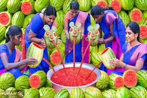 آبمیوه هندوانه ای؛ اندازه یه هجده چرخ هندوانه ریختن دورشون نشستن دستی آبشو میگیرن