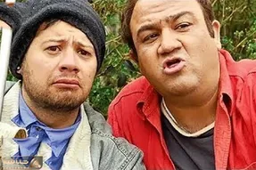 آواز شاد؛ علی صادقی تو تلویزیون دوکی او آ آ خوند صورتشو مثل پاستیل مونده تو گرما کرد