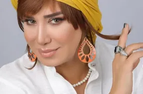عکس مدلینگ خانم بازیگر با موهای بلوند، فر و بدون روسری!
