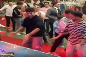 رقص محلی؛ یکی از پسرا رهبری کرد رقص دسته جمعی رفتن از هندیا و شاهرخ خان بهتر شد نتیجه