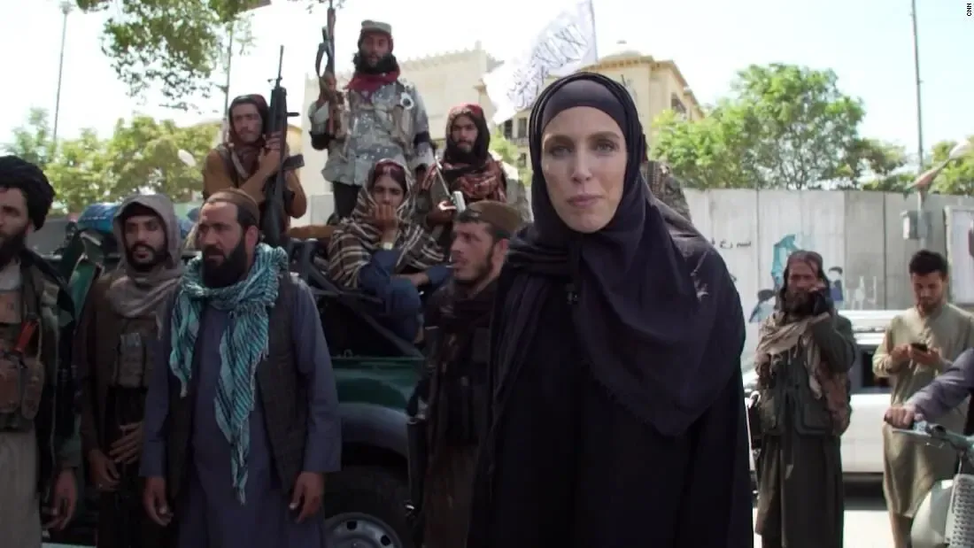 (عکس) تغییر پوشش خبرنگار CNN بعد از تسلط طالبان