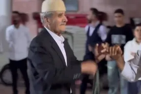 رقص؛ پیرمرد پر غرور لر چه رقص محلی میره تو لرها معروف شده تو نقش فرو رفته!