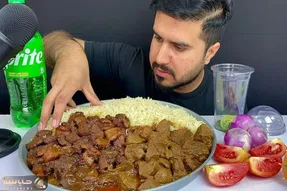 غذا خوردن با صدا ؛ مَلچ ملوچ کردن این آقای پاکستانی موقع خوردن چلو گوشت آخه بدون قاشق