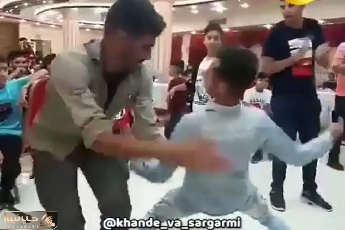 آواز شاد؛ پسر نازک با آهنگ شبیه کفتر کاکُل به سر ادا میاد یهو خوابید رو زمین طی کشید