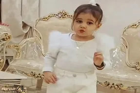 آواز شاد؛ دختره بچه پاش قد فندقه تازه تاتی میره با آهنگ طلیسچی میرقصه همه تو کف موندن