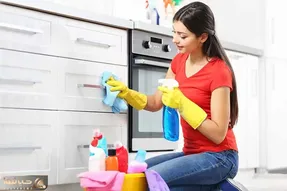 ترفندای خونگی واسه تمیز کردن کابینت آشپزخونه؛ اینجوری از شر هر چی لکه چسبناکِ خلاص شو