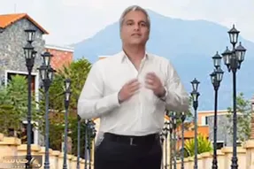 آواز شاد؛ مهران مدیری با آهنگ ابرو کمون وسط بلوار چه رقصی میکنه حرفه ایه