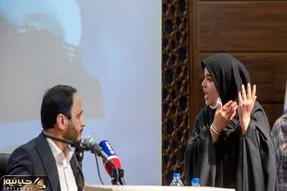 دختری که خواست سخنرانی سخنگوی دولت را بهم بریزد!