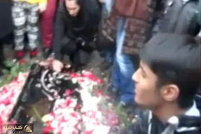 آواز احساسی؛ پسر جوون سر مزار مرتضی پاشایی یه آهنگشو خوند جمعیت اشک و دادشون شروع شد